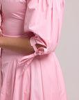 Dress with voluminous sleeves and cuff ties